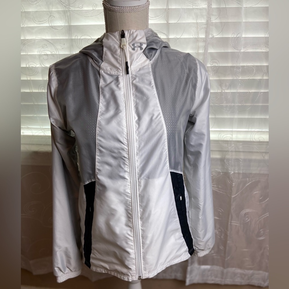 Under Armour Women’s White/Grey Wind Breaker, XS